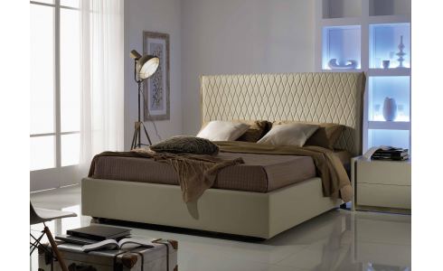 Aida ágyneműtartós ágy fejvége dekoratív rombuszmintás, és a trendnek megfelelően magas. gyönyörű pasztell színekben rendelhető a Lineaflex Olasz Bútoráruházbn.