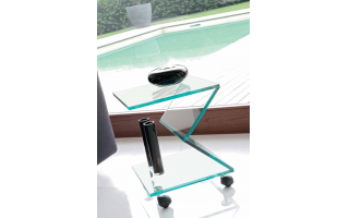 012 Extra asztalka szögletes formavilágú kerekeken gördíthető.