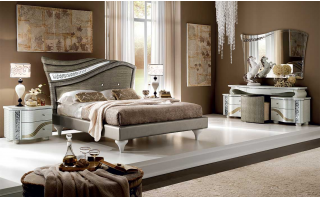 Íves, lágy vonalvezetésű klasszikus ágy, melyt óarany textil borít.
