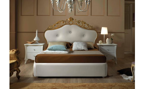 Brigitte ágyneműtartós ágy szimmetrikus fejvége három gombtűzéssel és dekoratív kovácsoltvas díszítéssel rendelhető, melynek színe lehet arany és ezüst. Merész választás!
