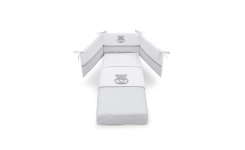 Charly 3 részes textil szett fehér-szürke színkombinációban rendelhető, melyet egy kedves mosolygós maci díszít.