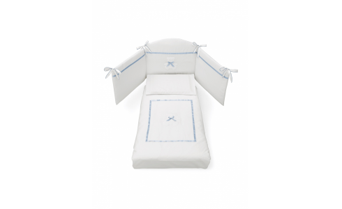 Fehér színű, macival díszített 3 darabos textil szett, világos kék selyem szalagokkal és masnikkal.