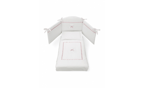Fehér színű, macival díszített 3 darabos textil szett, rózsaszín selyemszalagokkal és masnikkal.