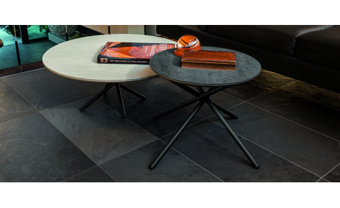 Cross modern asztalka fém lábakon, különféle kerámia lapokkal rendelhető.