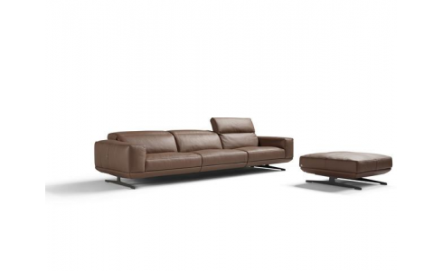 Gloria design kanapé modern, indusztriális jellegű a hatalmas acél talpaival és tágas ülőfelületével.