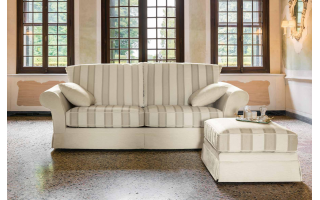 Oxford klasszikus íves karfás kanapé, egyenes támlákkal szoknyás kivitelben rendelhető.