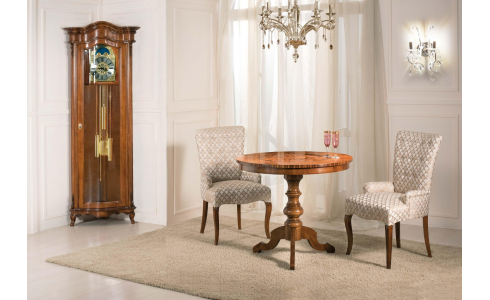 Liberty sarok óra vagy sarok vitrinként is rendelhető többféle színben. A képen látható kis fotel alakú székek és az intarziás kerek asztal is elérhető üzletünkben.