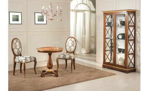 Liberty nappali elemei külön is rendelhetőek. Az ovális támlás szék, akör alakú intarziás asztal és a 2 ajtós vitrin többféle színben is elérhető.