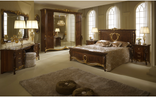 Nagyon elegáns, klasszikus stílusú ágy dió színben, gazdag aranyozással.