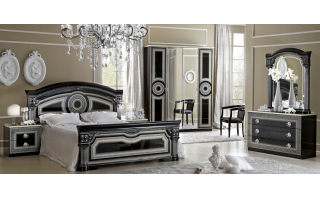 Klasszikus, görög stílusú, ión oszlopokkal és meanderrel díszített franciaágy, fekete-ezüst színben.