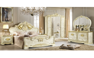 Magasfényű, elefántcsont színű, barokk stílusú ágy, mely arannyal díszített.