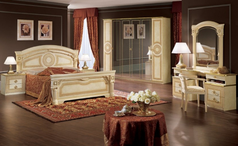 Barokk és görög stílusú, magasfényű franciaágyak. Az elegáns klasszikus olasz hálószobák kedvelőinek.