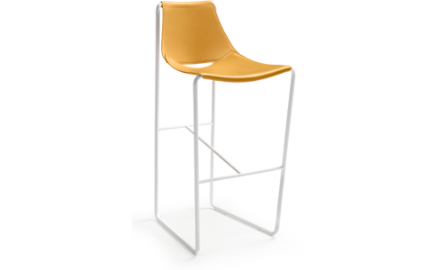 Apelle modern bárszék szánkótalpas könnyed szék, melynek ülőfelülete bőrrel vont.