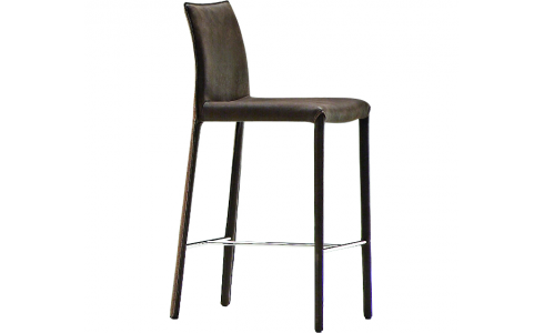 Nuvola modern bárszék lábai vagy festett fém, vagy saját anyaggal vont lehet. A szék többféle színben rendelhető.