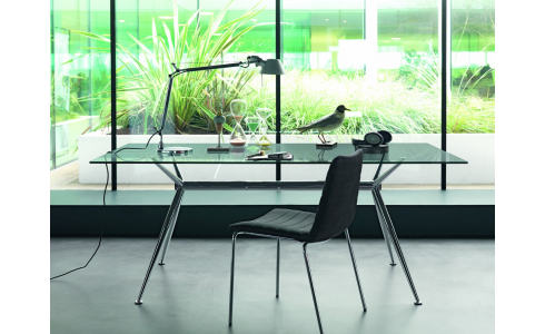 Brioso modern étkezőasztal, fém lábakon üveglapos kialakítással. Különféle méretekből válogathatunk.