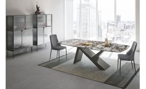 Ikarus modern étkezőasztal lába fém, különleges alakú. Az asztal lapja lehet négyszögletes, vagy hordó alakú fix vagy bővíthető lappal (maximum 320 cm). Felülete laminált, üveglap vagy kerámia.