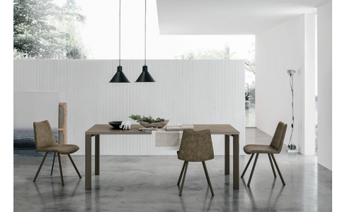 Gio modern étkezőasztal fix vagy bővíthető verzióban lehet rendelni. Az asztal lapja laminált vagy kerámiafelület lehet.