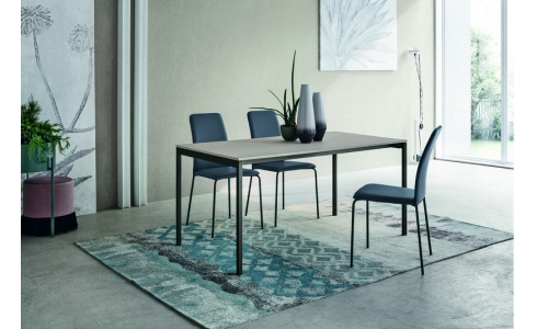 Oscar modern étkezőasztal kecses, vékony fém lábakon áll, mely többféle festett színben érhető el. Az asztallapja 3 féle méretben, bővíthető verzióban rendelhető. Az asztallapja lehet laminált, fényes vagy matt üveg, illetve kerámialap.