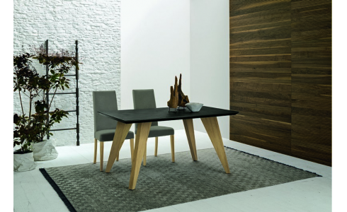 Raw modern étkezőasztal skandináv típusú, fa lábai különböző színekben rendelhetőek. Az asztal lapja fix vagy bővíthatő, a leghosszab mérete nyitva 300 cm. Felülete laminált vagy kaerámilap lehet.