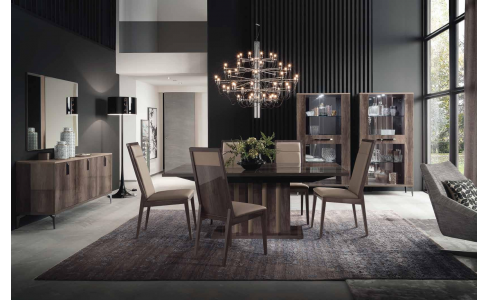 Matera magasfényű étkező bútor család, tölgy színben rendelhető. Magas lábakon áll a komód és vitrin, a szögletes forma a modern lakásokhoz jól illik.