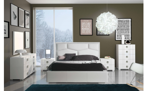 Mika fehér magasfényű modern hálószoba család, melynek különleges csíkos hatása és a fém szögletes fogantyúk találkozása teszi egyedivé.