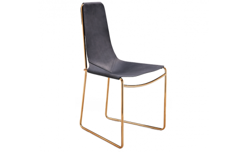 Mia modern szék egyszerű vonalvezetésű, mely fém vázas és az ülőfelület lehet többféle színű anyag (bőr, szövet) vagy fafurnéros.