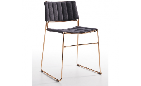 Slim modern székek kizárólag szánkótalppal rendelhetőek. A szék váza és ülőfelülete lehet teljesen festett acélból, de választható az ülőfelület és a támla kárpitozott verzióban is.
