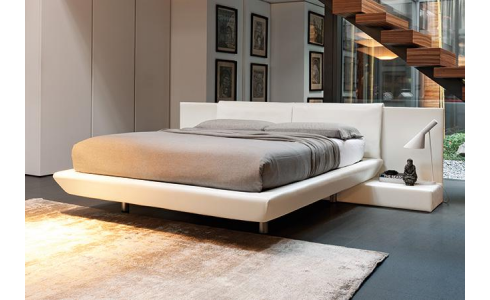 Kube kárpitozott ágy különlegessége, hogy egybeépített éjjeli padkával rendelhető. Futurisztikus hatású termék, melyet többféle színben választhat.