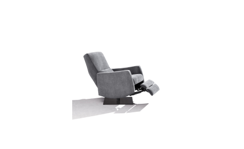 Levante relax fotelben könnyedén pihenhet, hiszen kényelmes pozícióba dönthető, akár távirányítóval is. 3 féle központi lábbal, bőr vagy szövet bevonattal rendelhető.