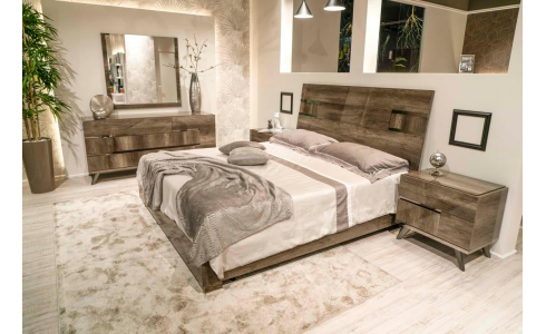 Magasfényű, vintage tölgy színű, elegáns hálószoba bútor család ágyának fejvége kétféle lehet, sima vagy kárpitozott. A magas bronz lábak végtelenül elegánssá varázsolják a hálószobát.