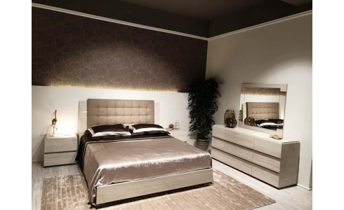 Magasfényű, elegáns hálószoba bútor, mely a 2019-es milánói vásár kiemelt terméke volt. A magasfényű fehér vörösfenyő szín teszi különlegessé.